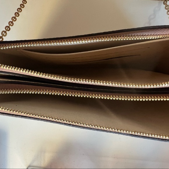 Louis Vuitton - Picture 5 of 7